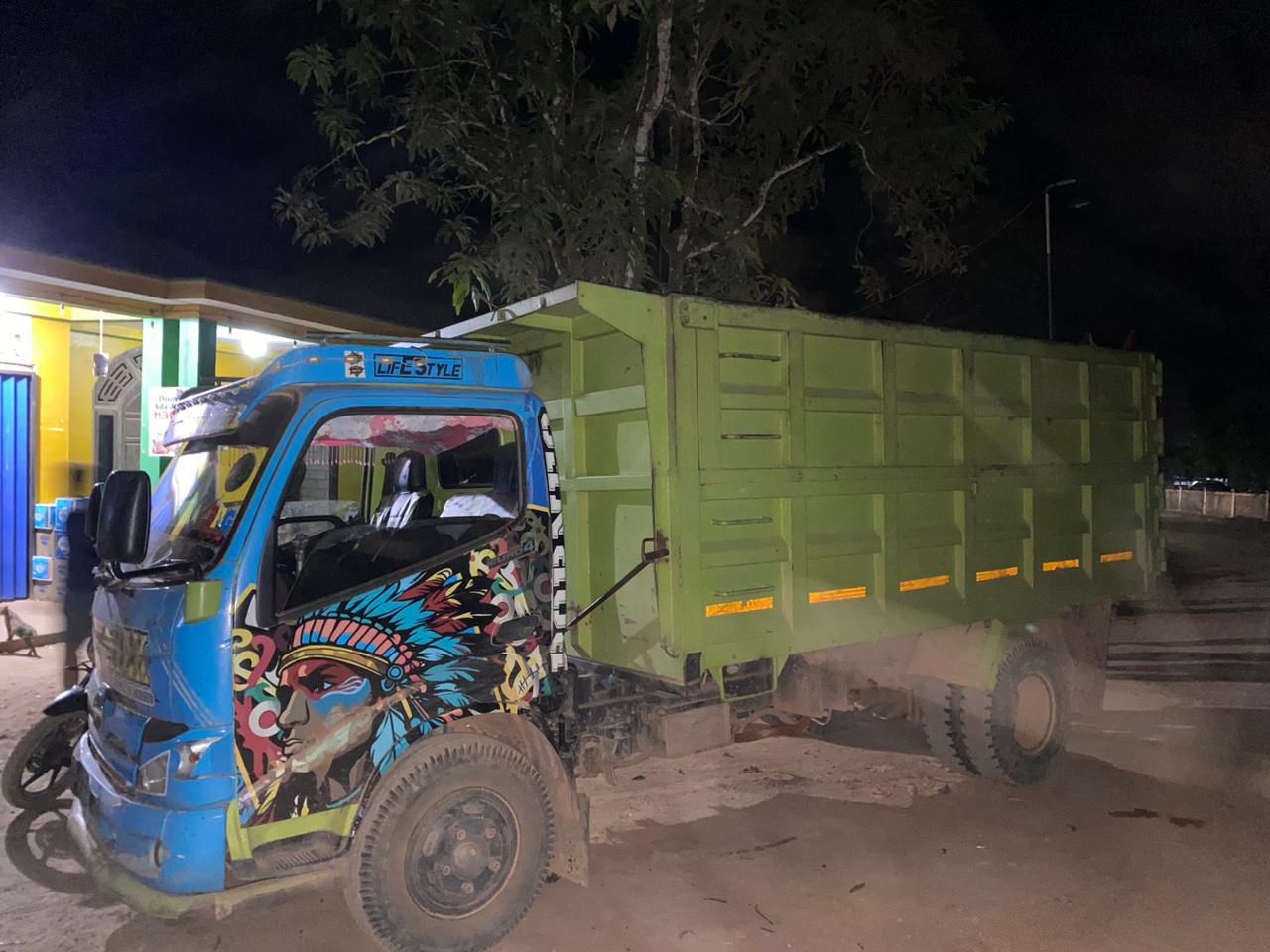 TANGKAP: Satu unit truk yang mengangkut 41 karung pasir zircon ditangkap polisi, Jumat (6/9) lalu.