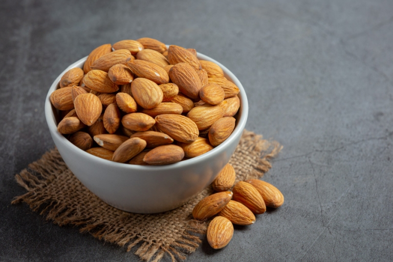 Ilustrasi kacang almond sebagai alternatif sumber protein selain daging. (FREEPIK)