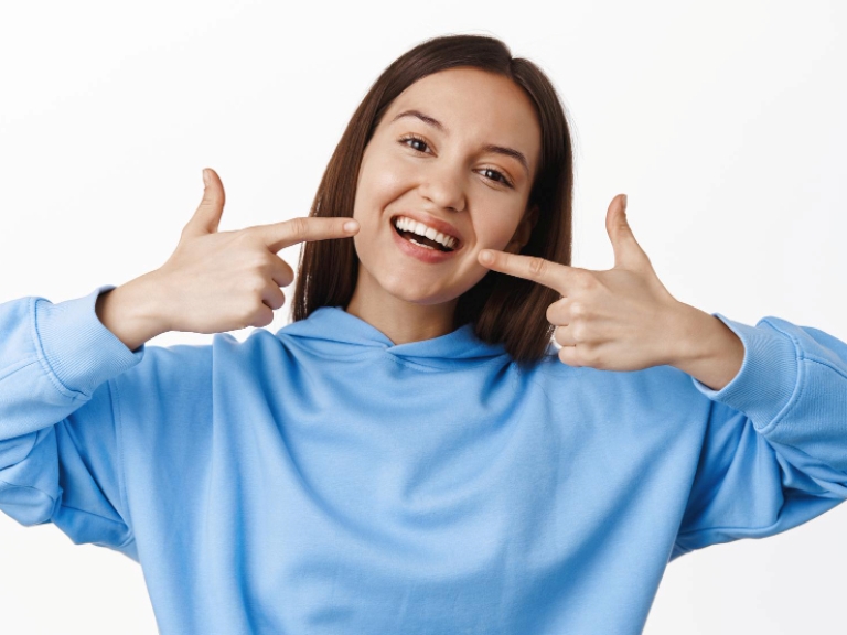 Ilustrasi gigi putih cemerlang dengan perawatan yang tepat. (FREEPIK)