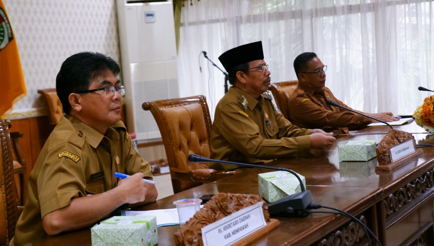 RAKOOR : Pj Bupati Ismail saat mengikuti Rakoor pengendalian inflasi daerah.