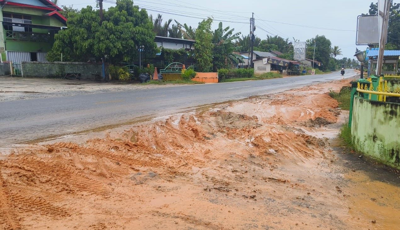 TIMBUNAN : Kondisi tanah timbunan proyek pelebaran jalan di Mempawah tampak becek dan berlumpur