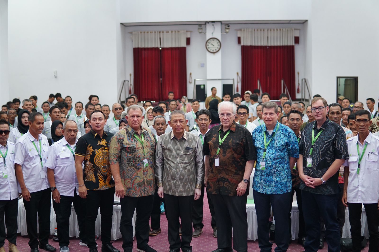 BERSAMA : Gubernur Kalbar periode 2018-2023 Sutarmidji foto bersama delegasi dari Amerika Serikat yang terdiri dari pengurus AKA serta senator, dan ketua serta jajaran anggota Appuri.