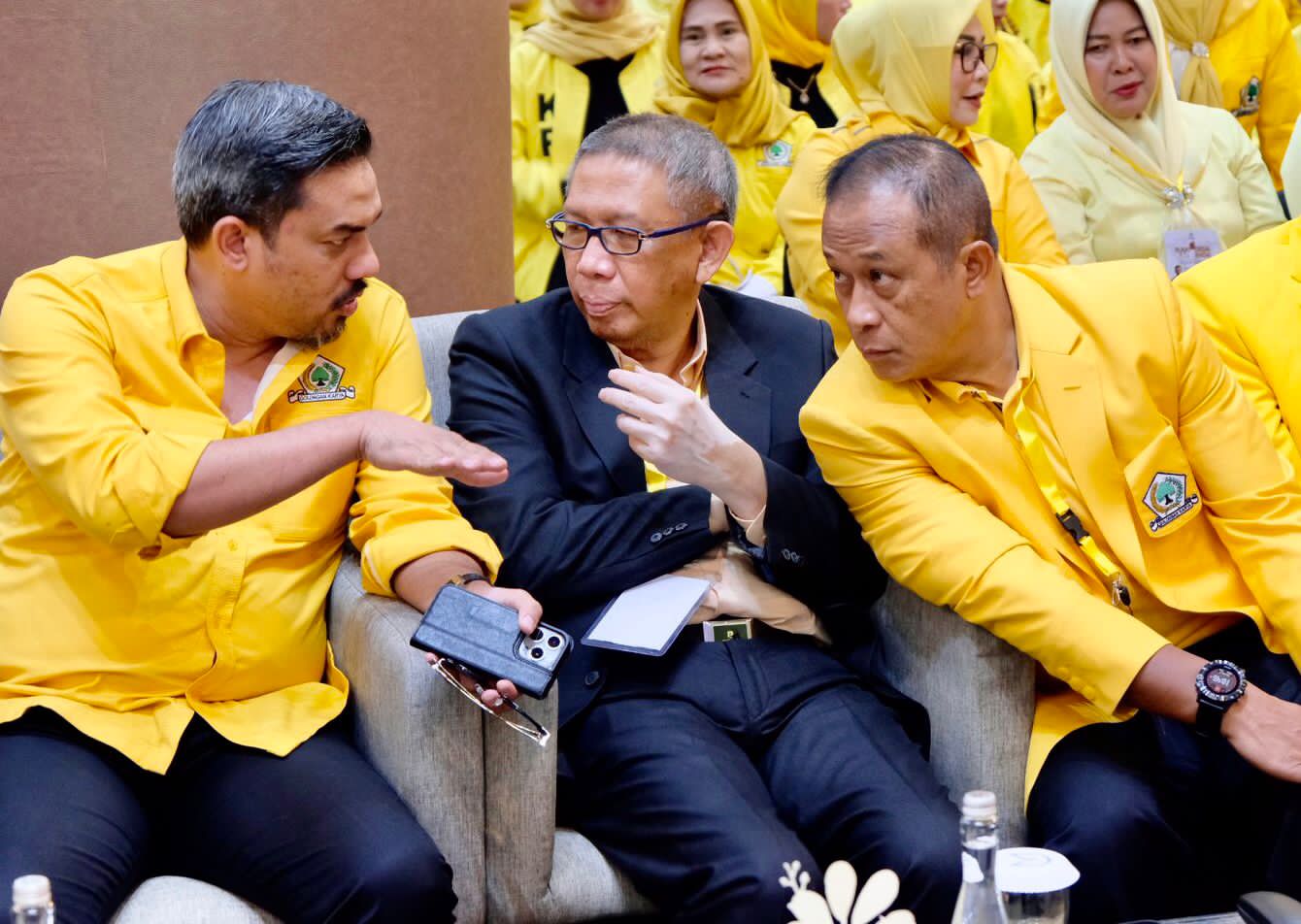 BINCANG : Ketua DPD Partai Golkar Kalbar Maman Abdurrahman berbincang dengan Sutarmidji, dan Didi Haryono saat Rakerda dan Rapimda Partai Golkar Kalbar, Sabtu (7/9).