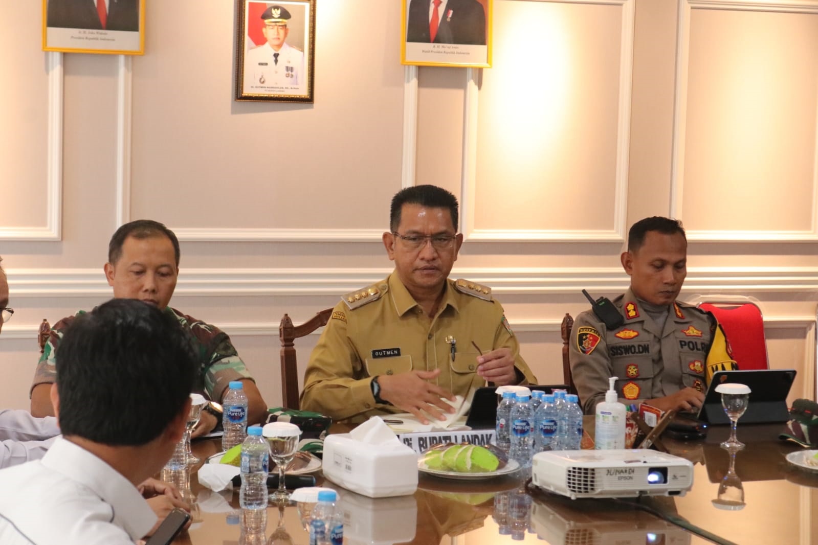 RAKOR: Pj Bupati Landak Gutmen Nainggolan saat memimpin rakor persiapan Pilkada di Kabupaten Landak, Senin (9/9).