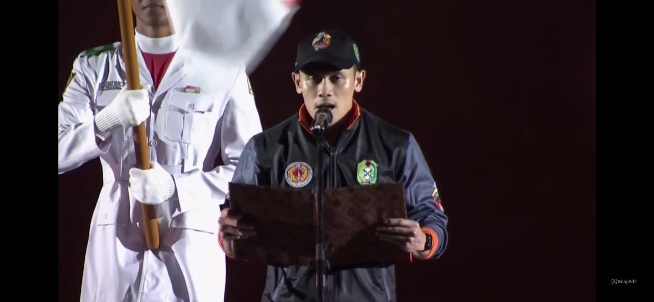 KALBAR: Atlet kebanggan Kalbar Veddriq Leonardo membacakan janji atlet dalam gelaran pembukaan PON XXI Aceh-Sumut, Senin (9/9) malam.