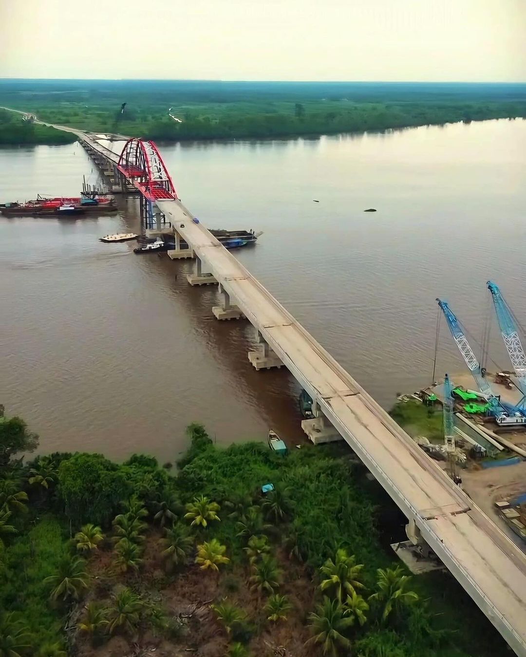 Proses pembangunan Jembatan Sungai Sambas Besar (JSSB). (Instagram/ @bang.midji)