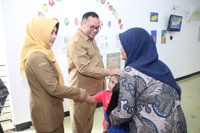 TINJAU: Pj Sekda Kalbar M Bari bersama Pj Ketua DWP Kalbar meninjau TPA Pertiwi Binaan DWP Kalbar yang baru diresmikan, Senin (9/9).