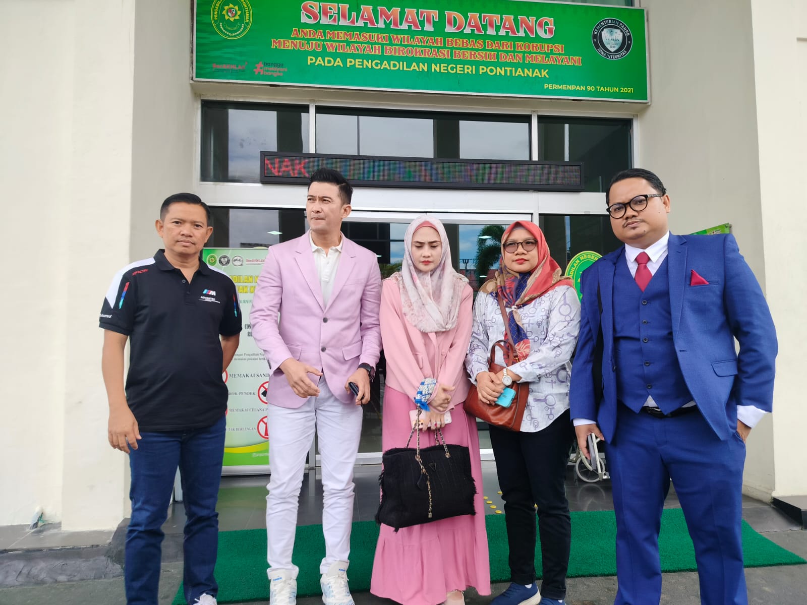 Mandala Shoji bersama istri dan kuasa hukumnya mendatangi PN Pontianak untuk menghadiri sidang gugatan perbuatan melawan hukum dengan tergugat Hotel Golden Tulip, Rabu (11/9). (ISTIMEWA)