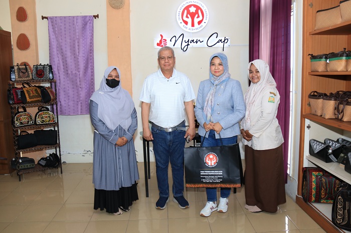 DEKRANASDA: Pj Gubernur Harisson dan Pj Ketua Dekranasda Kalbar Windy berfoto dengan pengurus Dekranasda Aceh Besar, Senin (9/9).