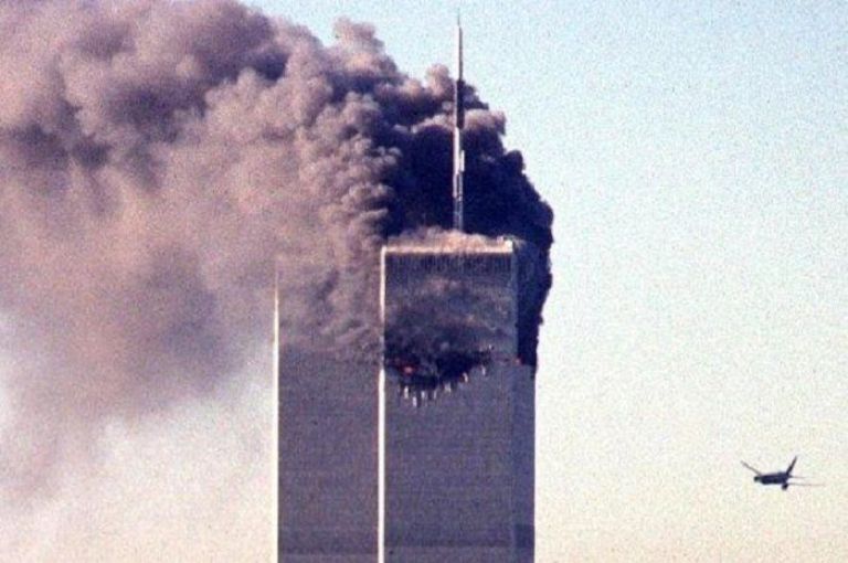 Asap dan api keluar dari menara kembar World Trade Center Kota New York setelah serangan teroris pada 11 September 2001. (ISTIMEWA)