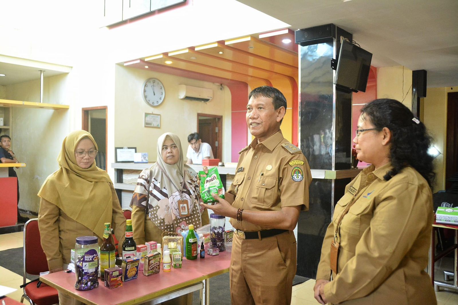 JAJANAN AMAN: Wabup Ketapang, Farhan mengecek jajanan anak yang aman saat sosialisasi pangan jajanan anak usia sekolah yang aman, Selasa (10/9).