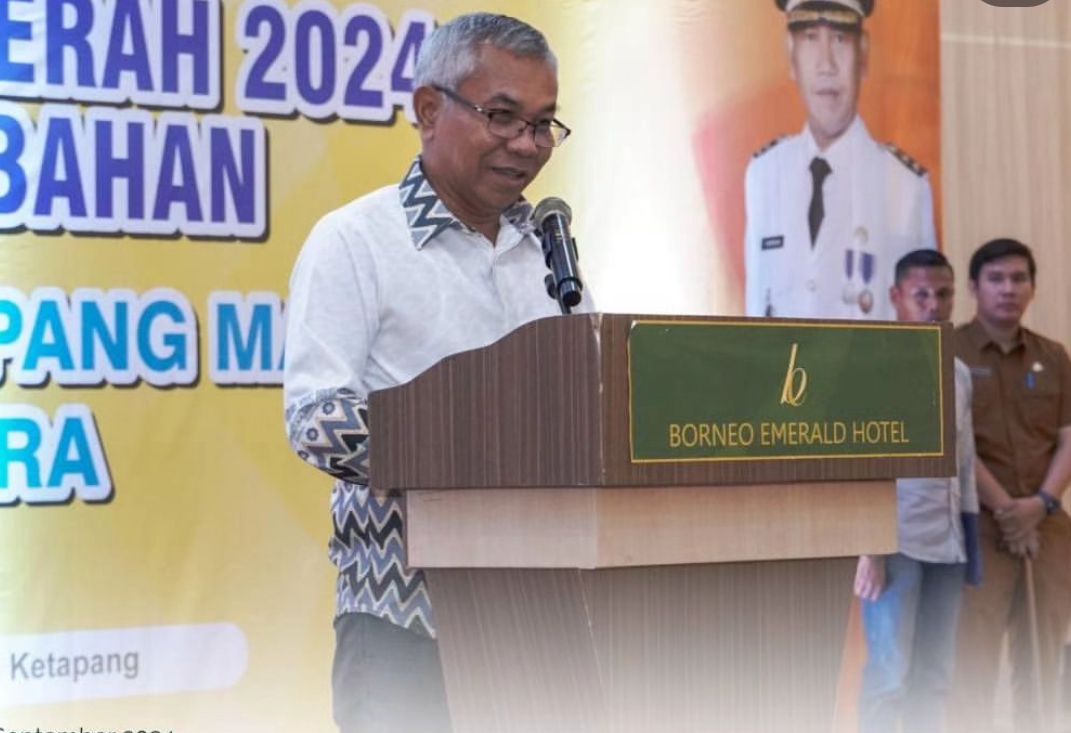 ARAHAN: Bupati Ketapang, Martin Rantan, memberikan arahan saat membuka rapat koordinasi Tax Gathering pajak daerah, Selasa (10/9).