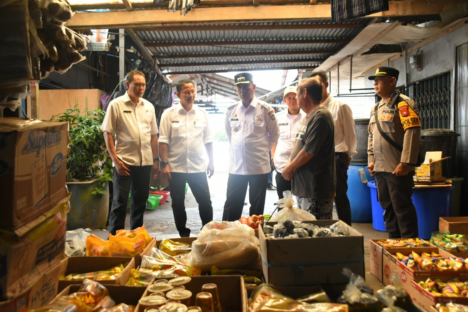 TINJAU PASAR: Penjabat Bupati Kayong Utara Alfian didampingi Kepala Organisasi Perangkat Daerah terkait saat meninjau kondisi pasar Teluk Melano, Kecamatan Simpang Hilir, Rabu (11/9).