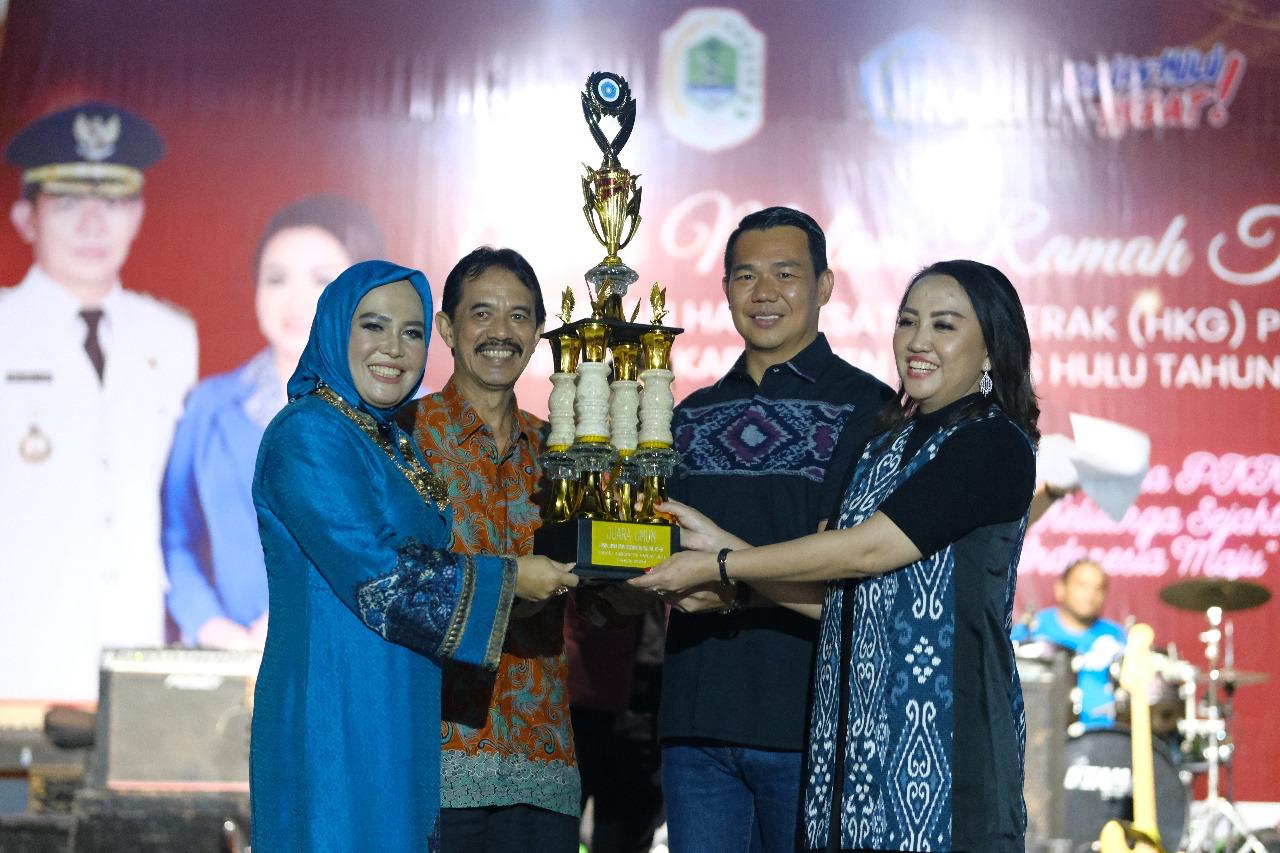 JUARA: Kecamatan Putussibau Selatan terpilih menjadi juara pertama dalam lomba HKG PKK Kapuas Hulu.