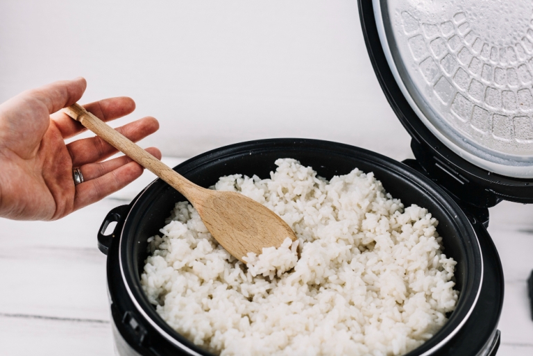 Ilustrasi menjaga nasi tak berkerak dan basi di rice cooker. (FREEPIK)