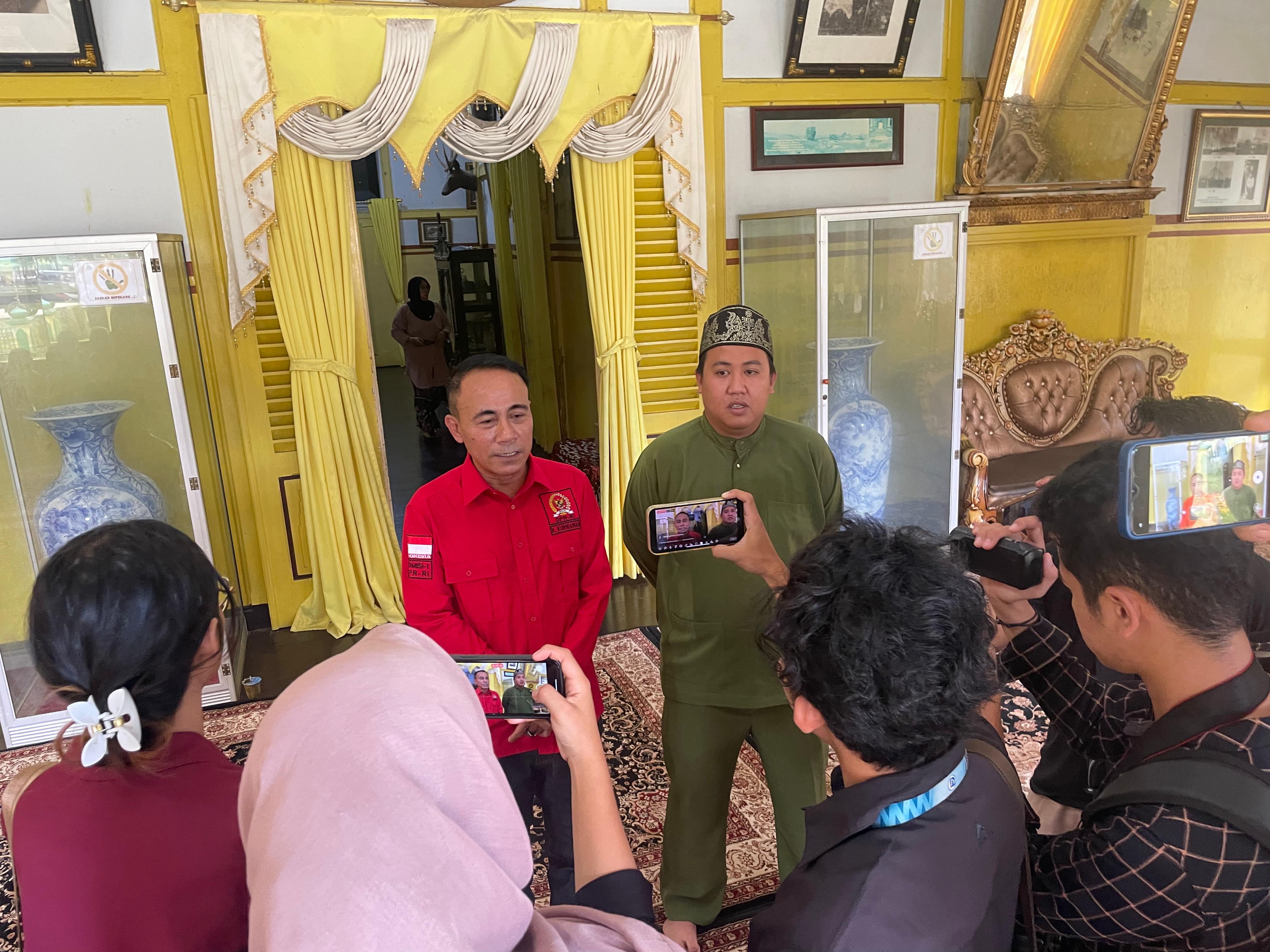 Krisantus dan Pangeran Tarhan saat dijumpai wartawan usah bersilaturahmi di Istana Alwatzikoebillah, Sambas.