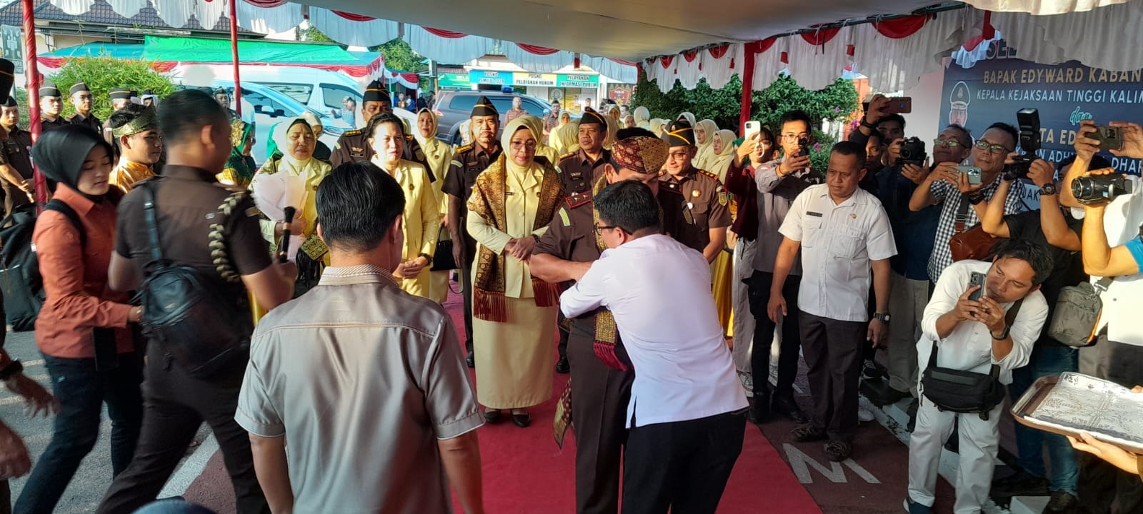 KUNJUNGAN: Kepala Kejaksaan Tinggi Kalimantan Barat, Edyward Kaban saat disambut Bupati Sambas Satonosaat kunjungan kerja ke Kabupaten Sambas, Rabu (11/9).