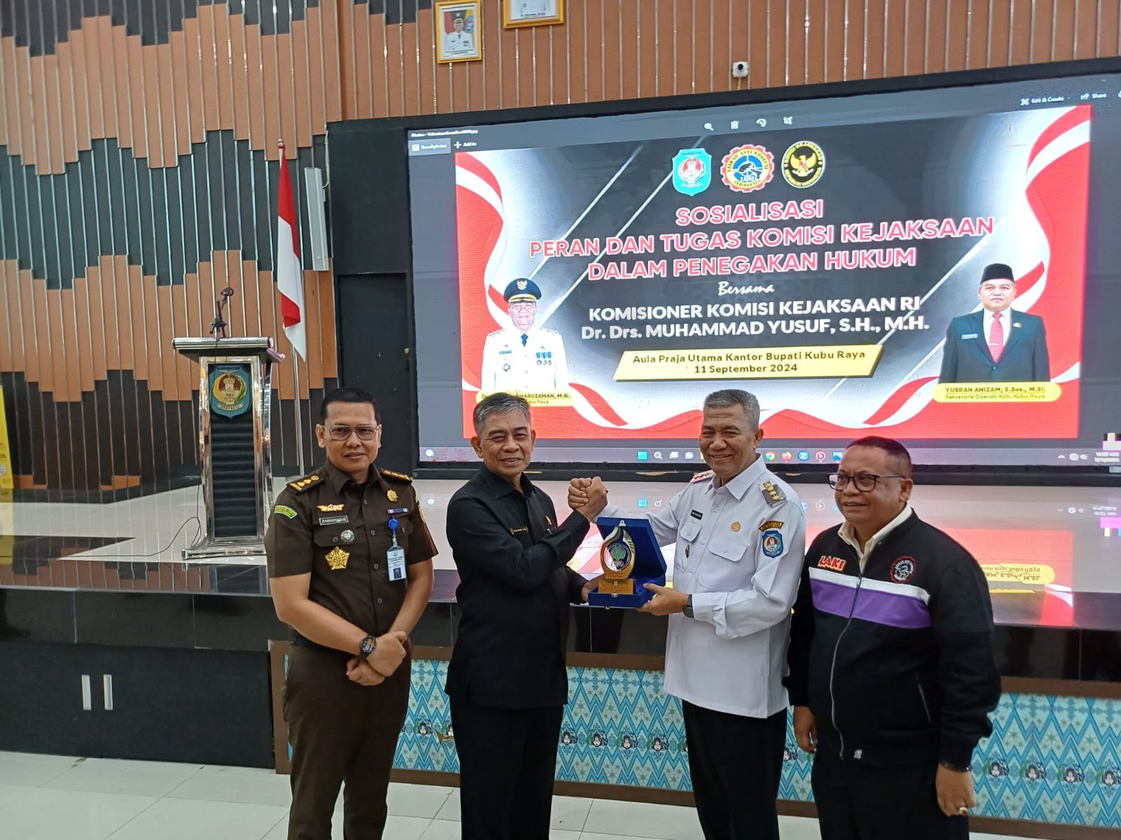Pj Bupati Kubu Raya, Syarif Kamaruzaman memberikan cinderamata kepada Komisioner Komisi Kejaksaan RI, Muhammad Yusuf dalam acara Sosialisasi Peran dan Tugas Komisi Kejaksaan dalam penegakan hukum.