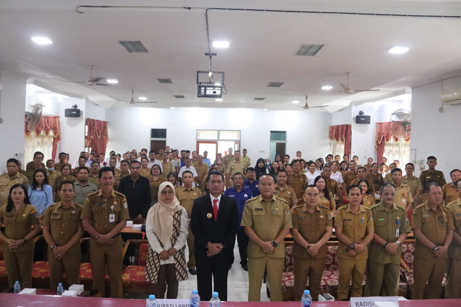 DIABADIKAN: Pj Bupati Landak Gutmen Nainggolan saat Sosialisasi Pencegahan dan Penanganan Kekerasan di Sekolah Jenjang SMP di Aula Dinas Pendidikan dan Kebudayaan Kabupaten Landak.