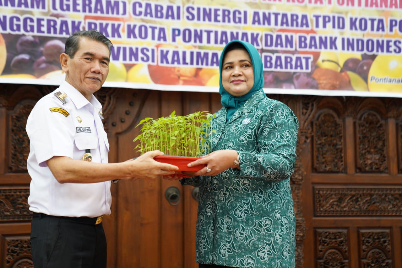 TANAMAN: Pj Wali Kota Pontianak Ani Sofian menyerahkan secara simbolis bibit tanaman kepada Pj Ketua TP-PKK Kota Pontianak Anita Ani Sofian.