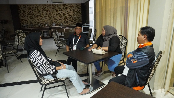 BERTEMU: Sekda Kota Pontianak Amirullah saat bertemu dengan atlet peraih medali asal Kota Pontianak dari cabor angkat besi.