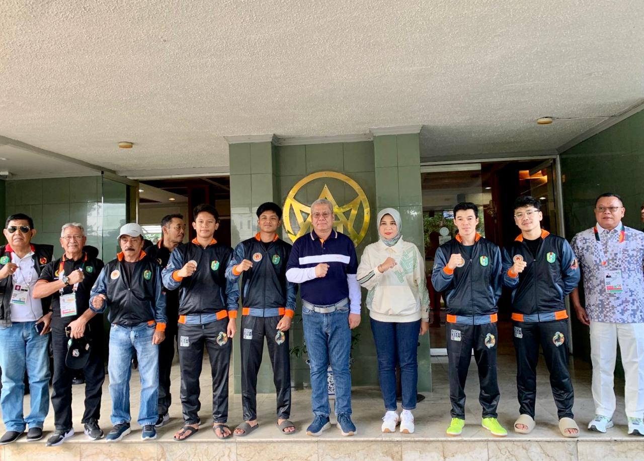 TINJAU : Pj Gubernur Harisson dan Kepala Disporapar Kalbar Windy foto bersama usai meninjau atlet tenis meja Kalbar yang akan berlaga di PON XXI di Hotel Pardede, Kota Medan, Kamis (12/9).