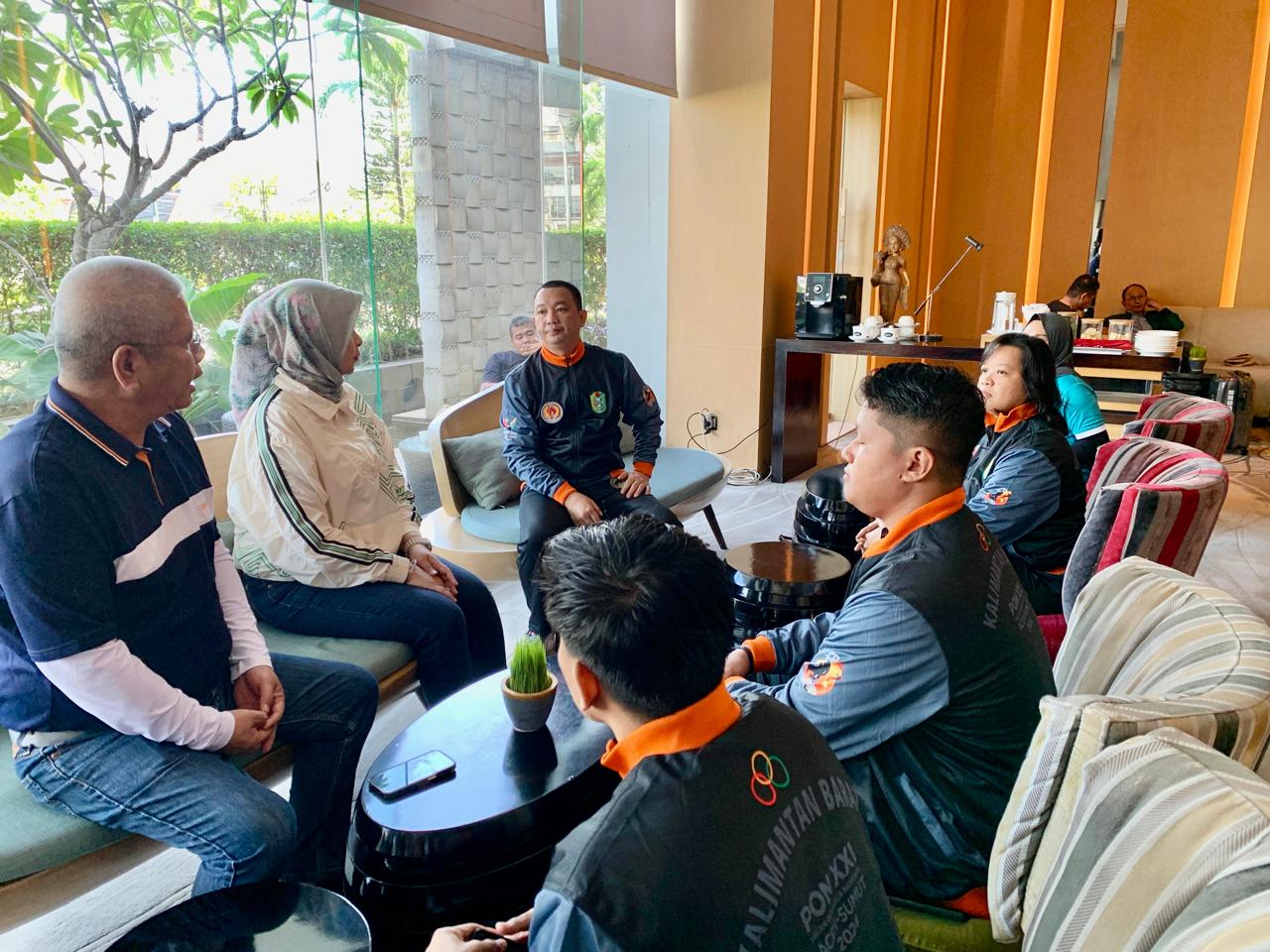 BERSAMA : Pj Gubernur Harisson, berbincang dengan pelatih, dan atlet Taekwondo Kalbar di Grand Mercure Medan Angkasa, Kamis (12/9).