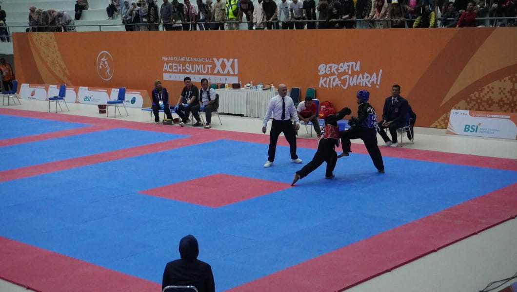 Sandia (merah)saat berhadaan dengan atlet asal Aceh di babak semi final.