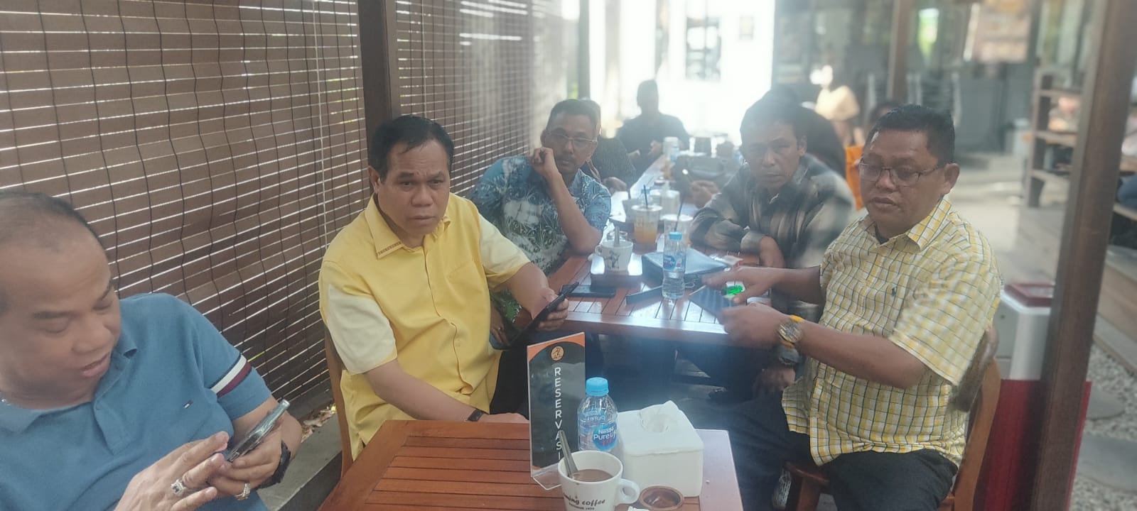 Pengurus DPD Golkar Kalbar bersama Organisasi Mendirikan, Didirikan, Sayap dan Hasta Karya menggelar jumpa pers di Warung Kopi Aming, Jalan Veteran, Pontianak.
