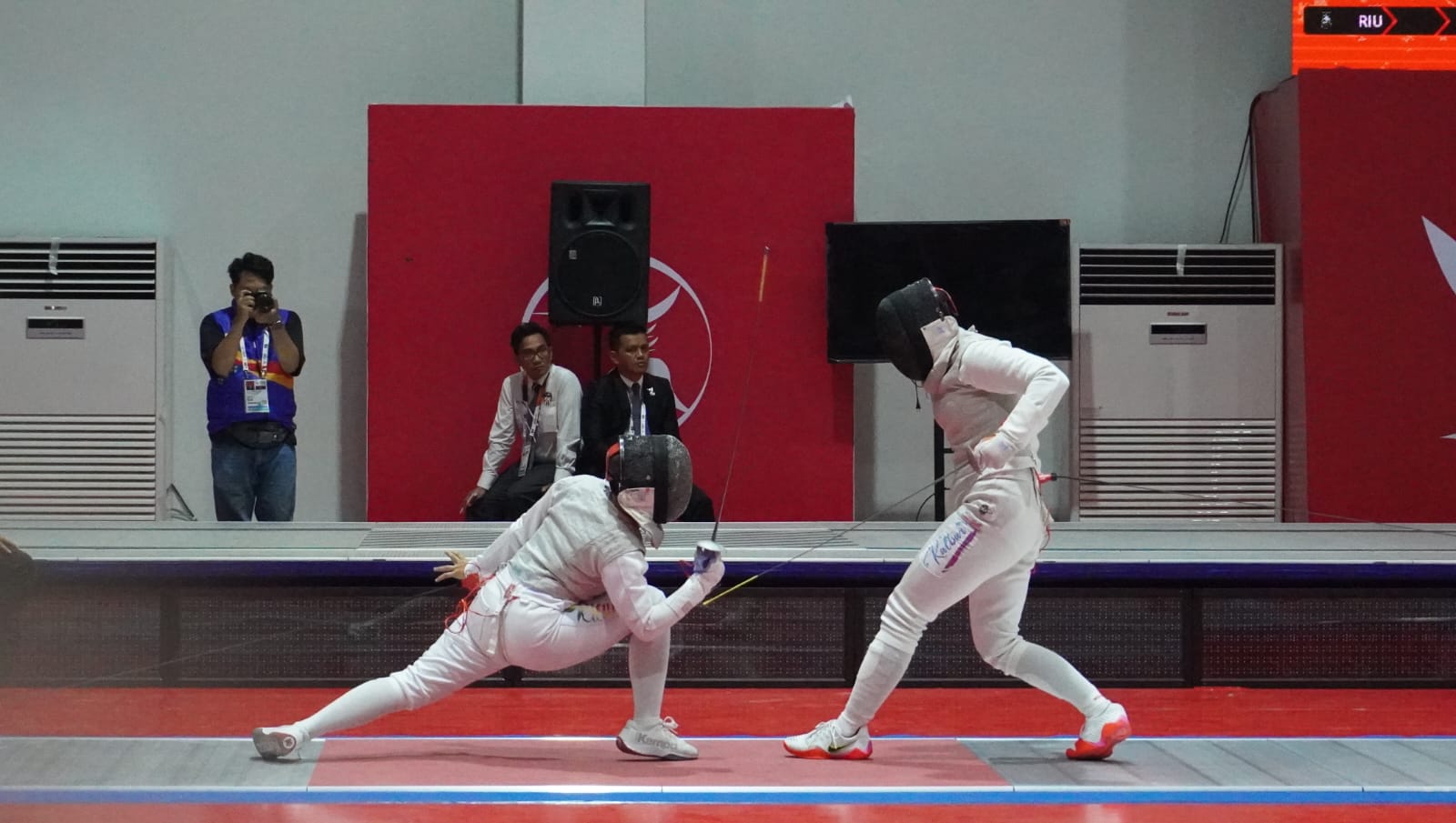 Meri Ananda atlet anggar Kalbar (kanan) saat bertanding di babak semi final melawan atlet dari Riau, Rabu (11/9). (MIRZA AHMAD MUIN/PONTIANAK POST)