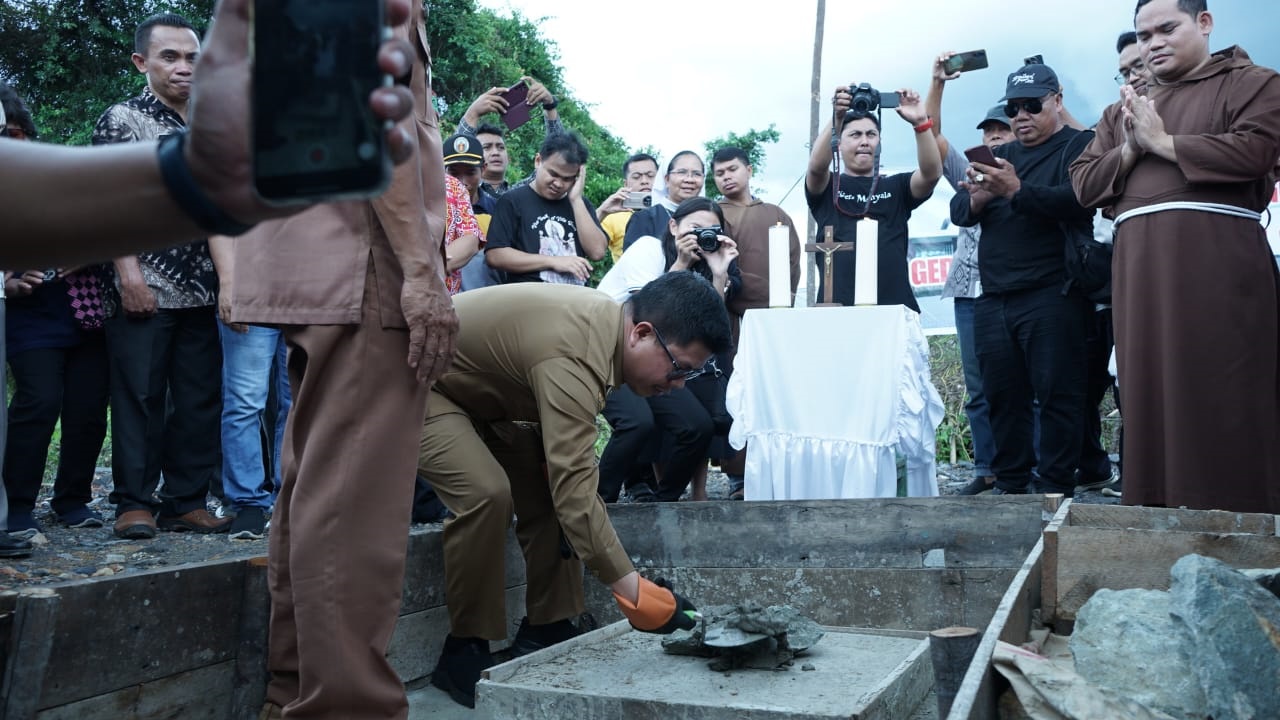 PEMBANGUNAN: Bupati Sambas Satono saat meletakkan batu pertama pembangunan Gedung Pastoran Paroki Sambas di Desa Durian, Kecamatan Sambas, pada Selasa (10/9).