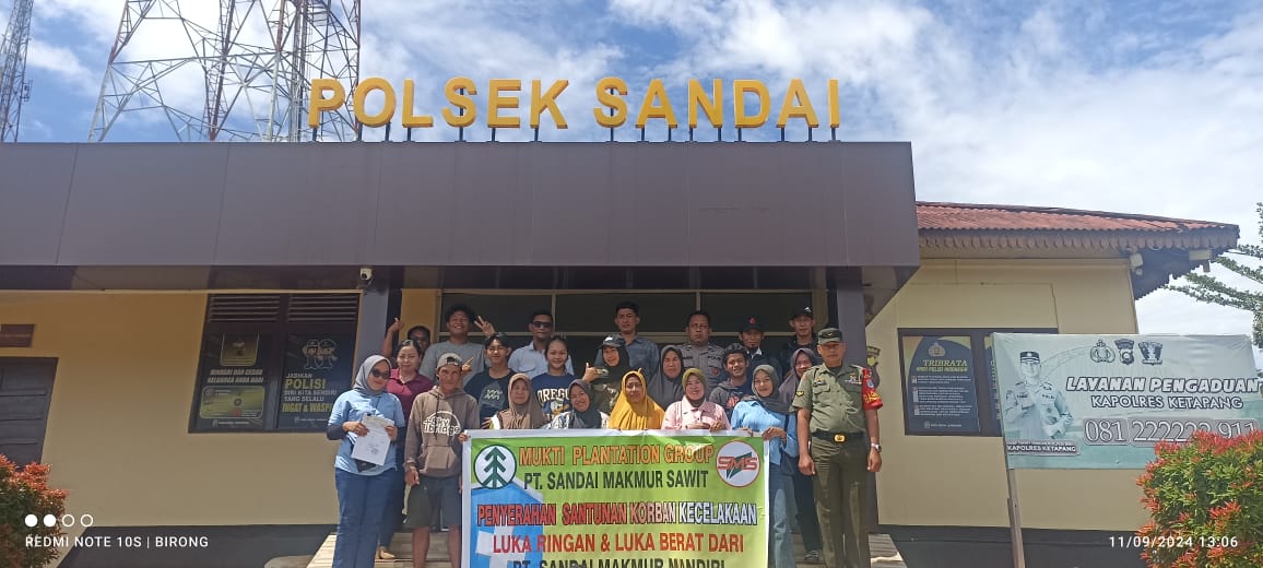 PT SMS di Sandai, Kabupaten Ketapang memberikan santunan kepada para korban yang mengalami kecelakaan Kerja. (ISTIMEWA)