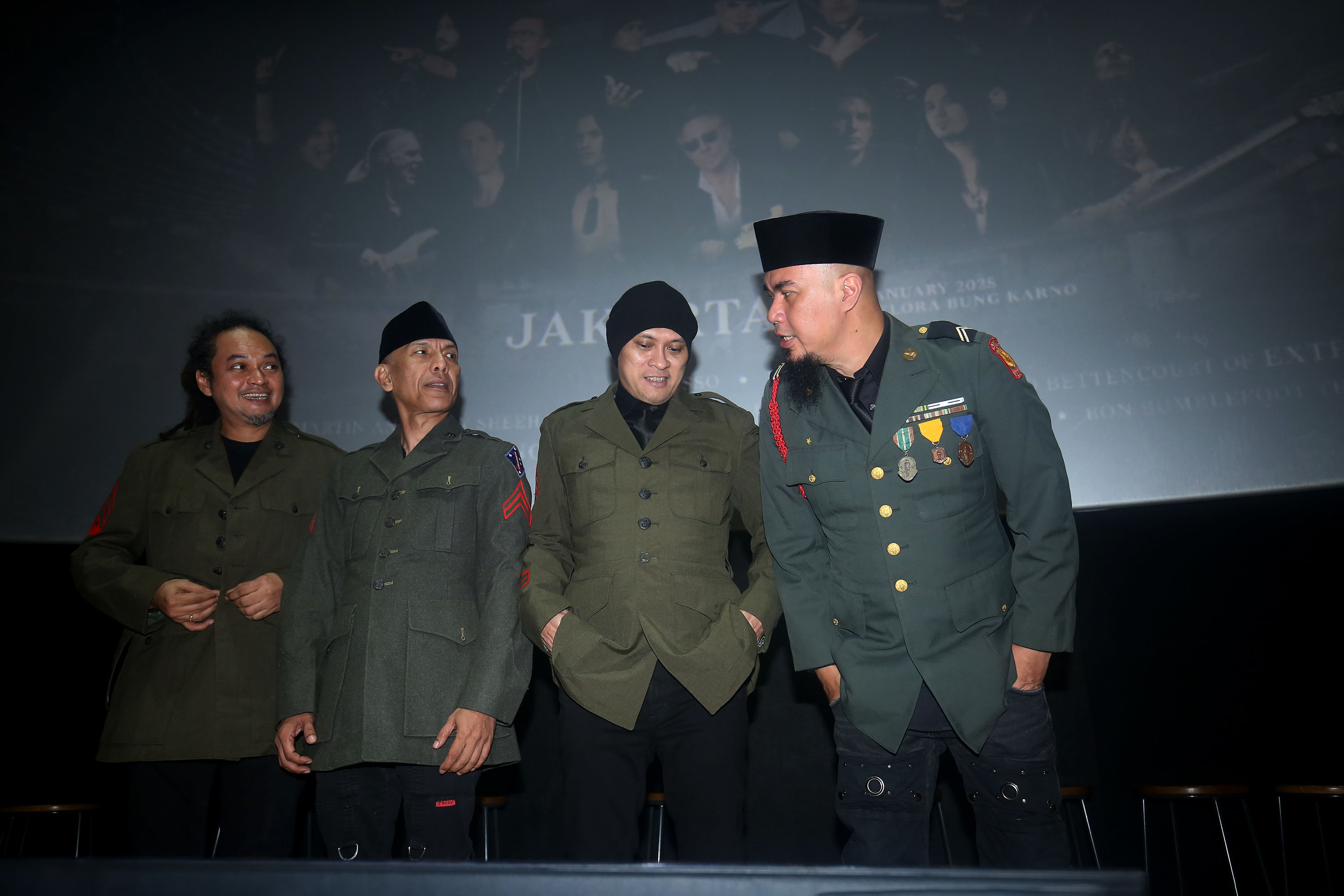 Para personel Dewa 19 berfoto bersama usai jumpa pers konser Dewa 19 Featuring All Stars 2.0 di Jakarta, Selasa (10/09/2024).