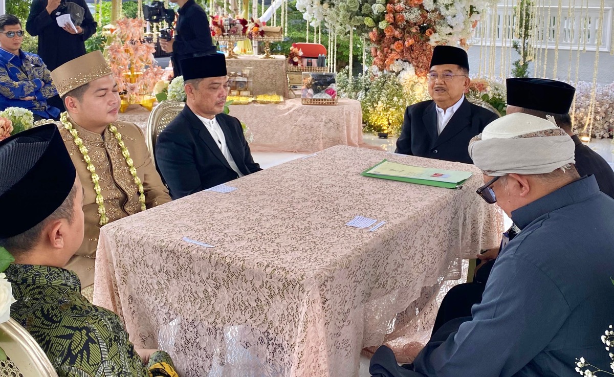 Wakil Presiden ke X Jusuf Kalla saat menjadi saksi pernikahan putra bungsu Ria Norsan, Jumat (13/9).