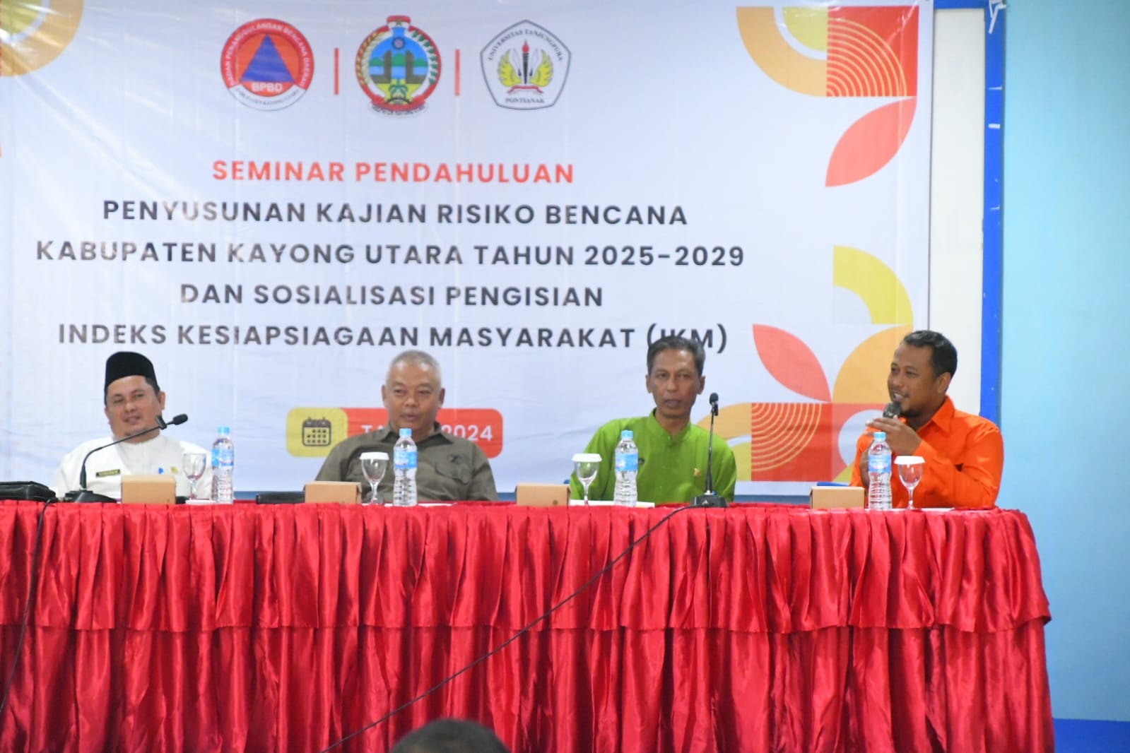 SEMINAR: Seminar Pendahuluan Penyusunan Kajian Risiko Bencana (KRB) Kabupaten Kayong Utara Tahun 2025-2029 dan Sosialisasi Pengisian Indeks Kesiapsiagaan Masyarakat berlangsung di Aula Bank Kalbar.