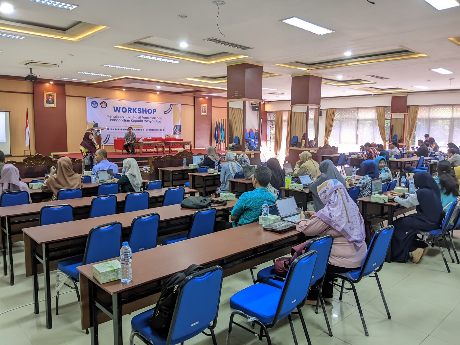 WORKSHOP: Suasana Workshop Penulisan Buku Hasil Penelitian dan Pengabdian Kepada Masyarakat yang digelar oleh PPPM Poltesa.