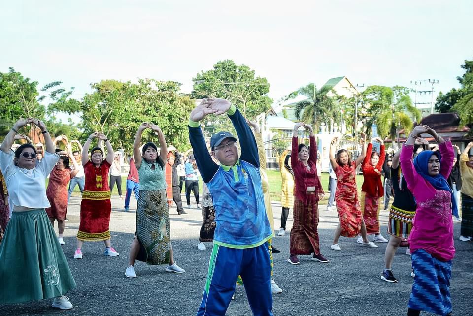 SENAM PAGI: Pj Sekda Ketapang, Donatus Franseda bersama ASN mengikuti senam pagi.