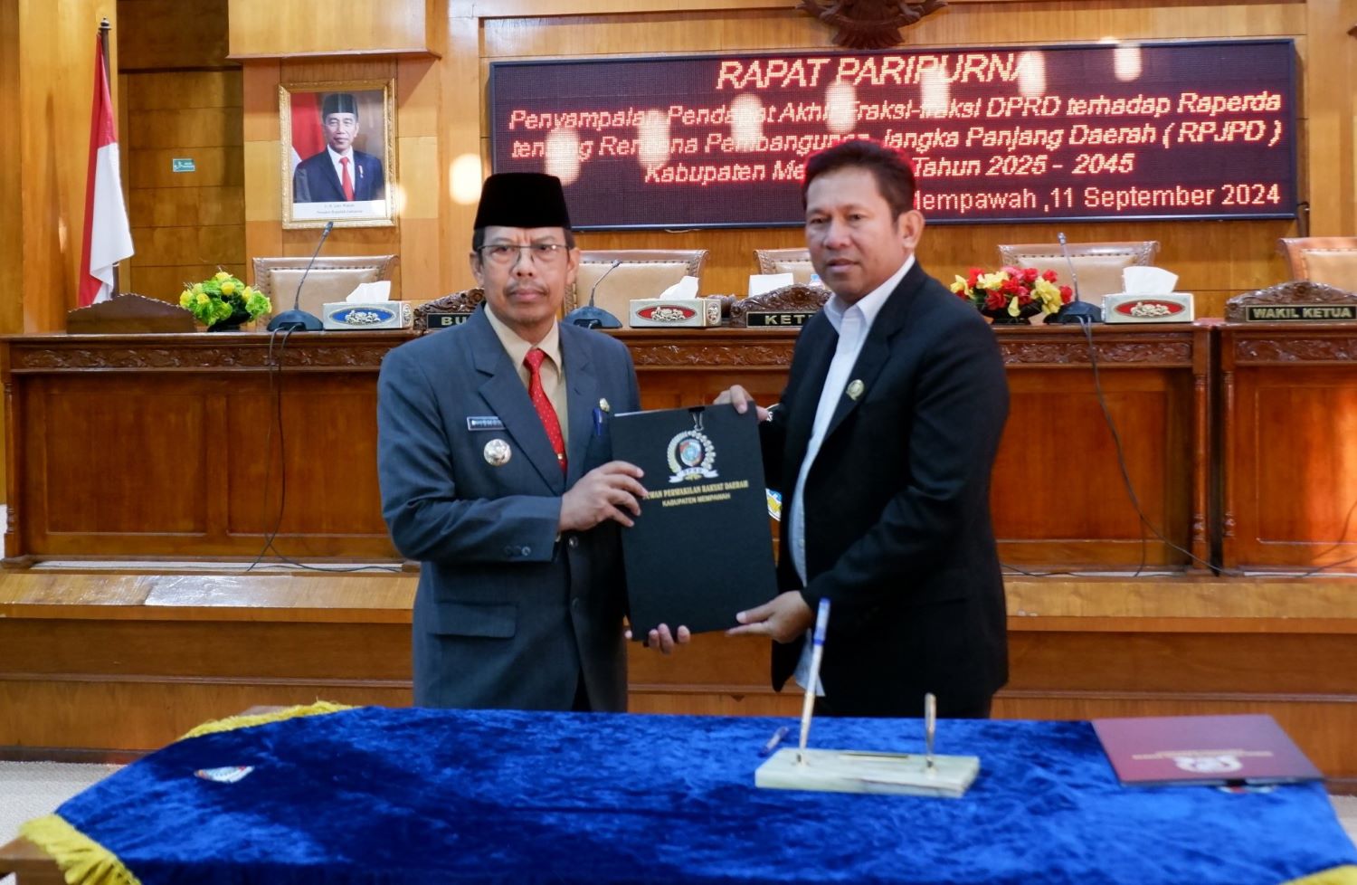 RAPERDA: Wakil Ketua DPRD, Darwis menyerahkan dokumen Raperda yang telah disahkan menjadi Perda RPJD 2025-2045 kepada Pj Bupati Mempawah.