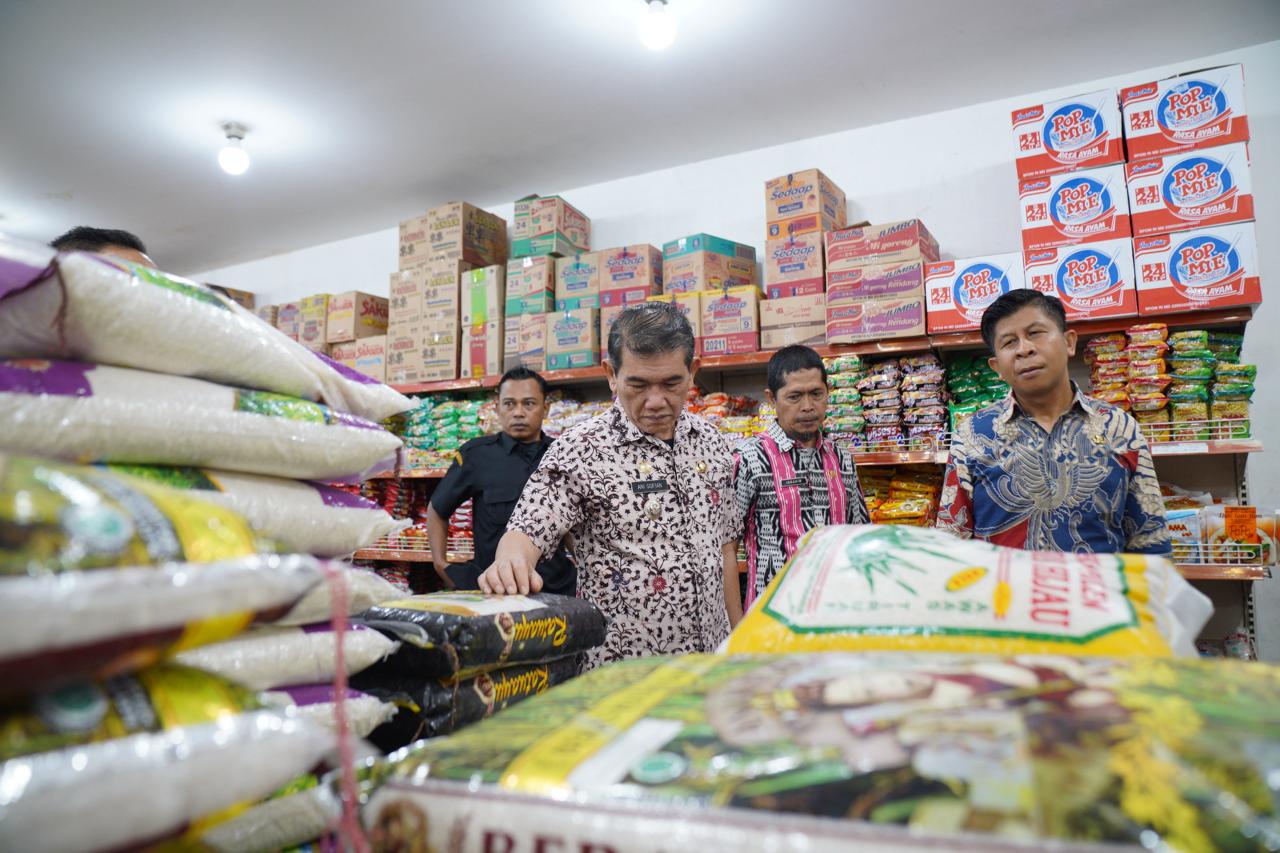 MONITORING: Penjabat Wali Kota Pontianak Ani Sofian saat melakukan monitoring ketersediaan pangan di pasar Pontianak.