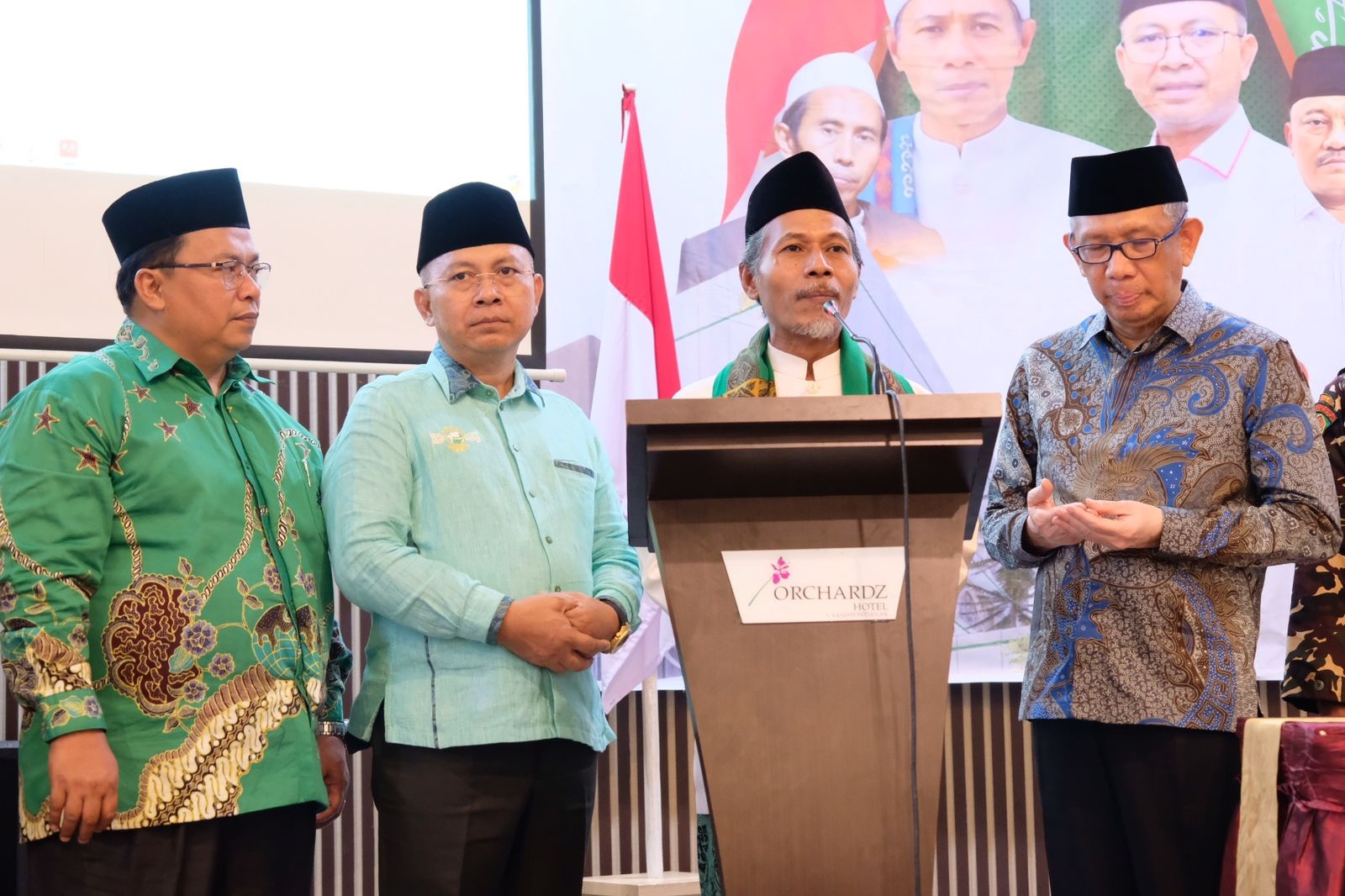 RAPAT PWNU: Rais Syuriah PWNU Kalbar KH Ismail Ghofur memimpin doa, bersama tokoh-tokoh yang hadir pada Rapat Pleno PWNU Kalbar di Orchard Ayani Pontianak, Kamis (12/9).