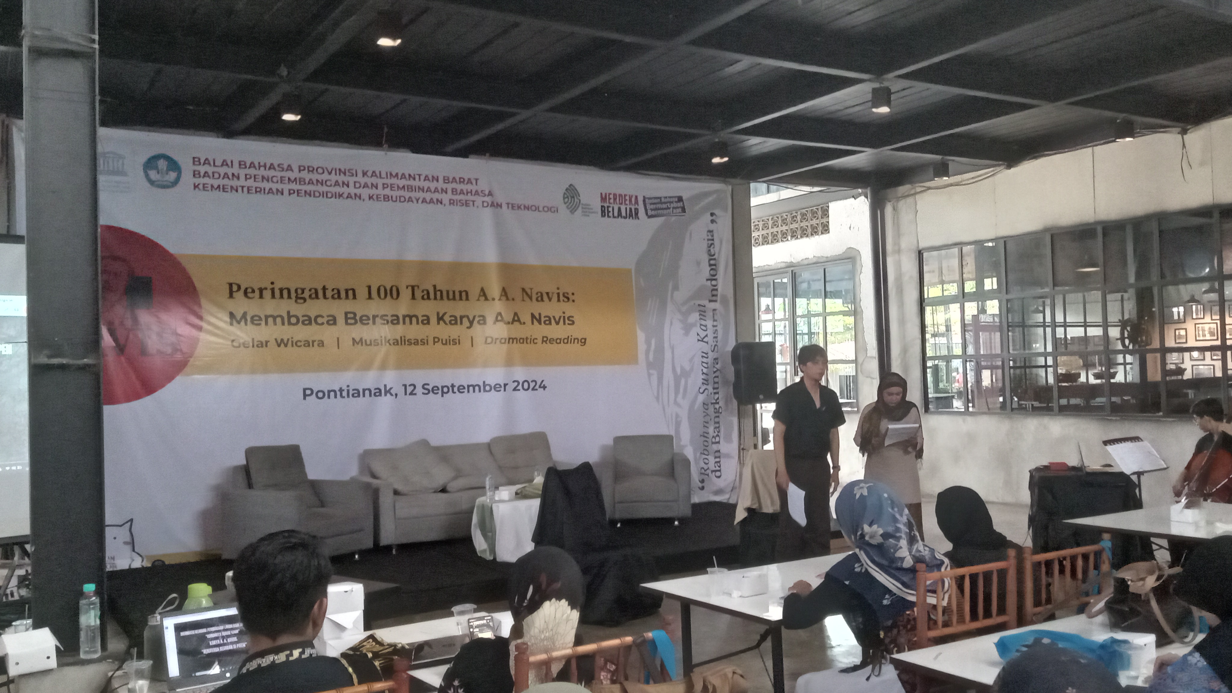 SASTRA: Rekayasa Sejarah Si Patai Karya AA. Navis yang dipentaskan dalam seni pertunjukkan &ldquo;dramatic reading", Kamis (12/9).