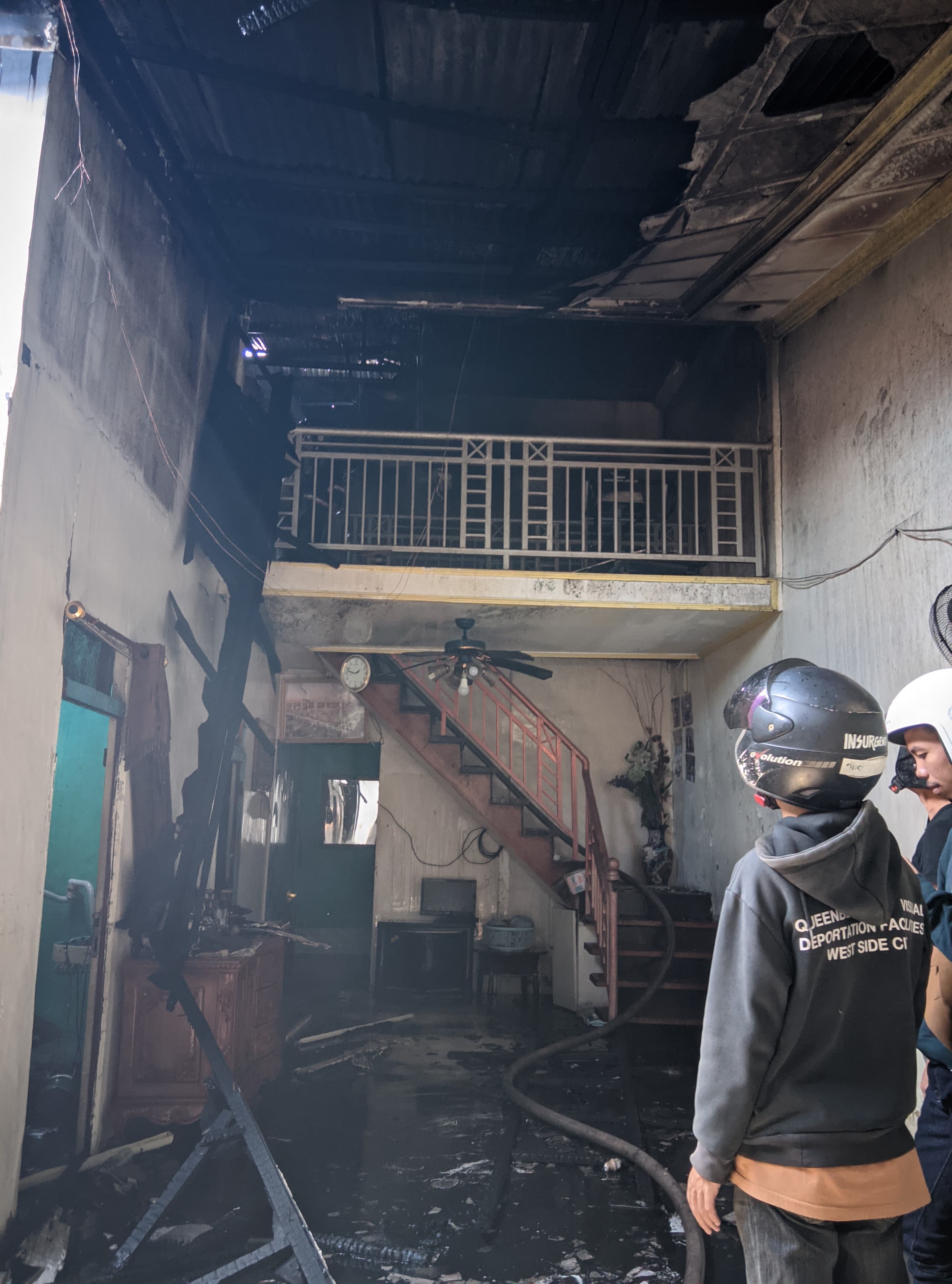 Pemadam kebakaran berusaha menjinakkan api di TKP, Jumat (13/9). (RAVICO VIANDRO/PONTIANAK POST)