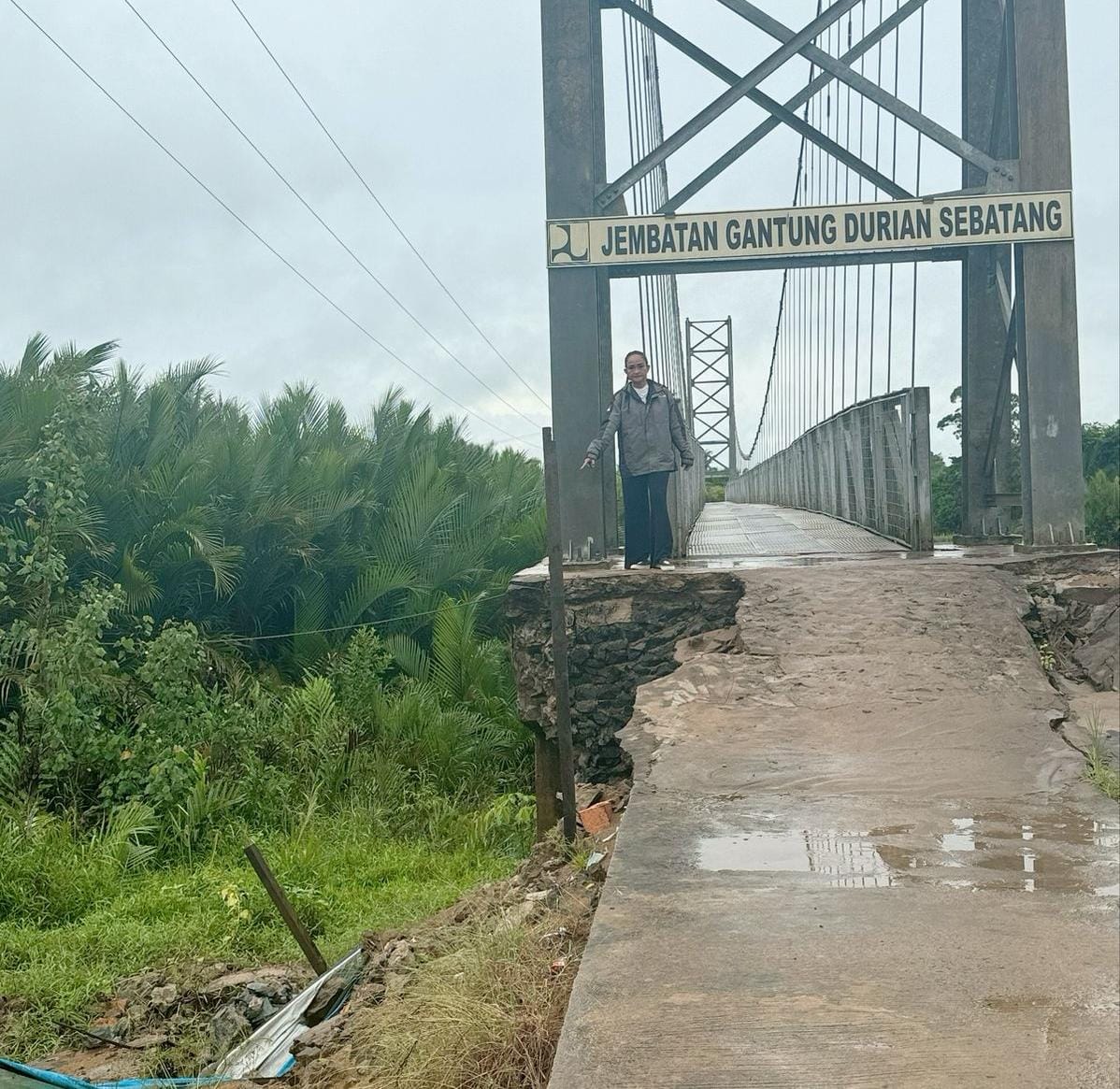 RUSAK: Jembatan Gantung di Desa Durian Sebatang, Kecamatan Seponti, Kabupaten Kayong Utara, Kalimantan Barat mengalami kerusakan. (ISTIMEWA)