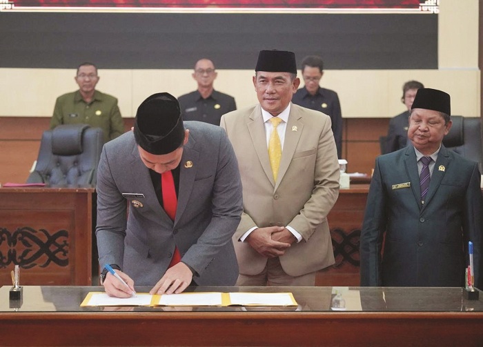 DRAF : Bupati Kapuas Hulu Fransiskus Diaan saat menandatangani draf Raperda APBD 2025.&nbsp;