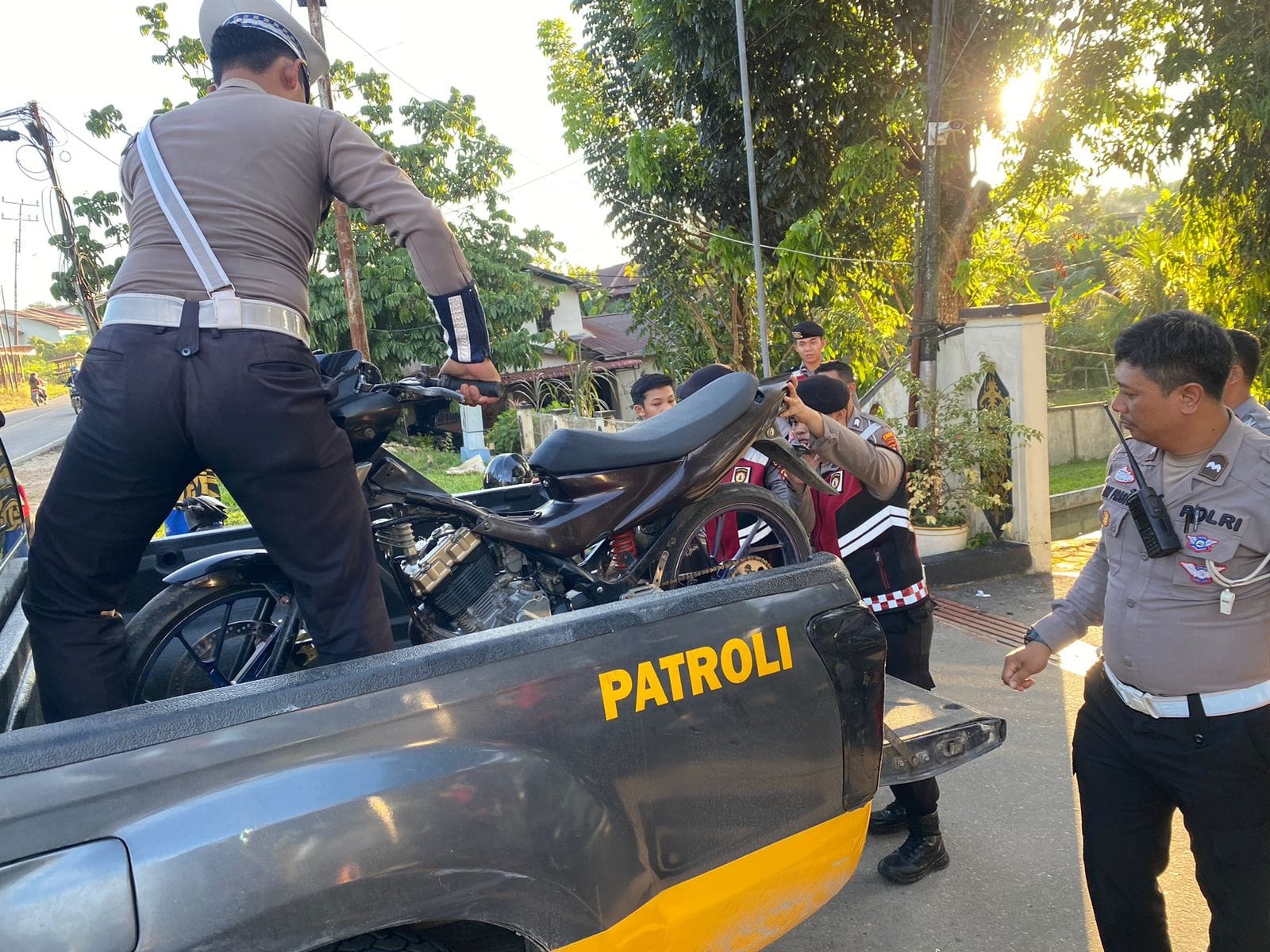 RAZIA: Satlantas Rajawali Polres Landak saat melakukan razia knalpot brong pada Rabu (11/9) di Ngabang.