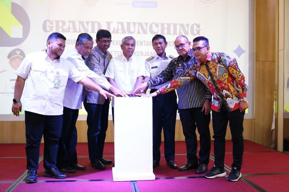 LUNCURKAN: Penekanan tombol sirine sebagai tanda peluncuran perlindungan pekerja rentan di desa, Rabu (11/9).