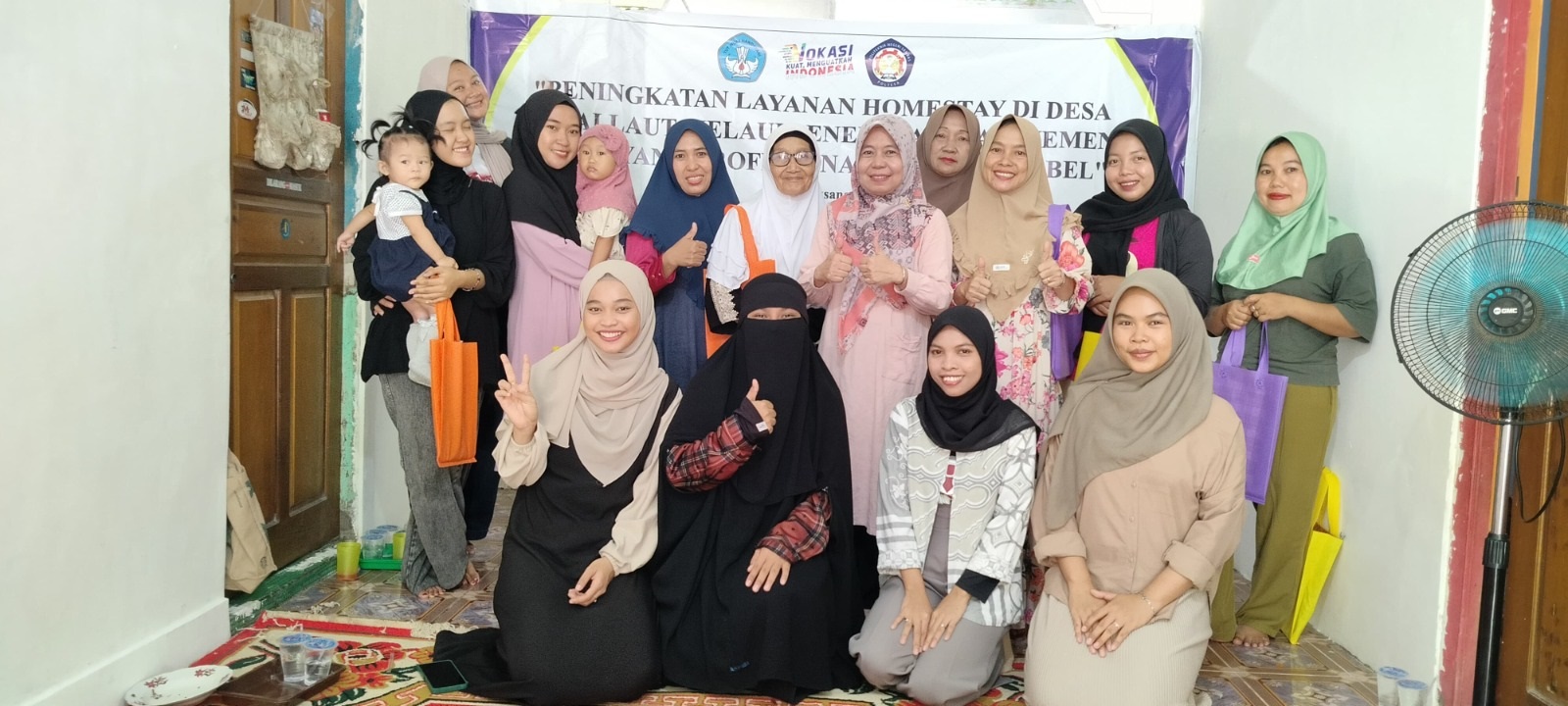 DIABADIKAN: Para dosen dan mahasiswa Produk MBP Poltesa berfoto bersama dengan pengelola homestay di Taman Wisata Bahari (TWB), Desa Jawai Laut, Kecamatan Jawai.
