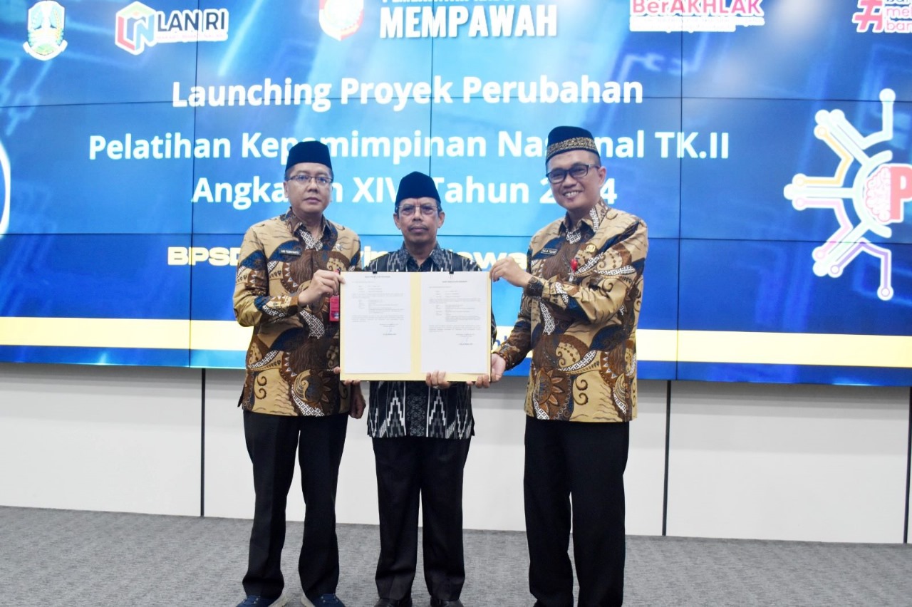 PLATFORM: Pj Bupati Mempawah Ismail usai meluncurkan dua platform.