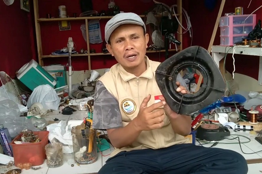 Trik membersihkan kerak di tungku kompor gas. (Youtube Tera Teknik)