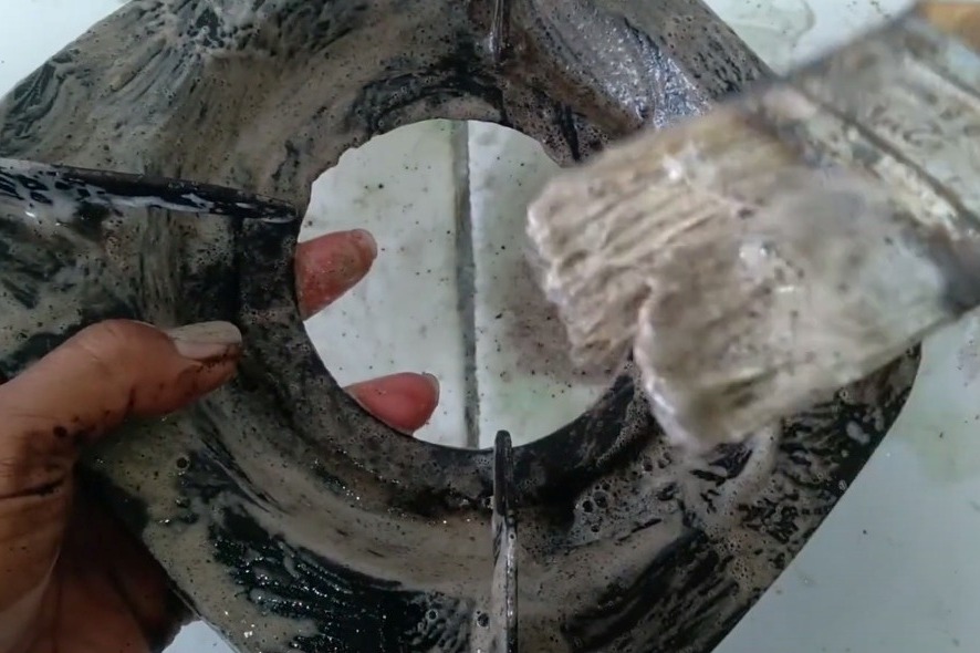 Trik membersihkan kerak di tungku kompor gas. (Youtube Tera Teknik)